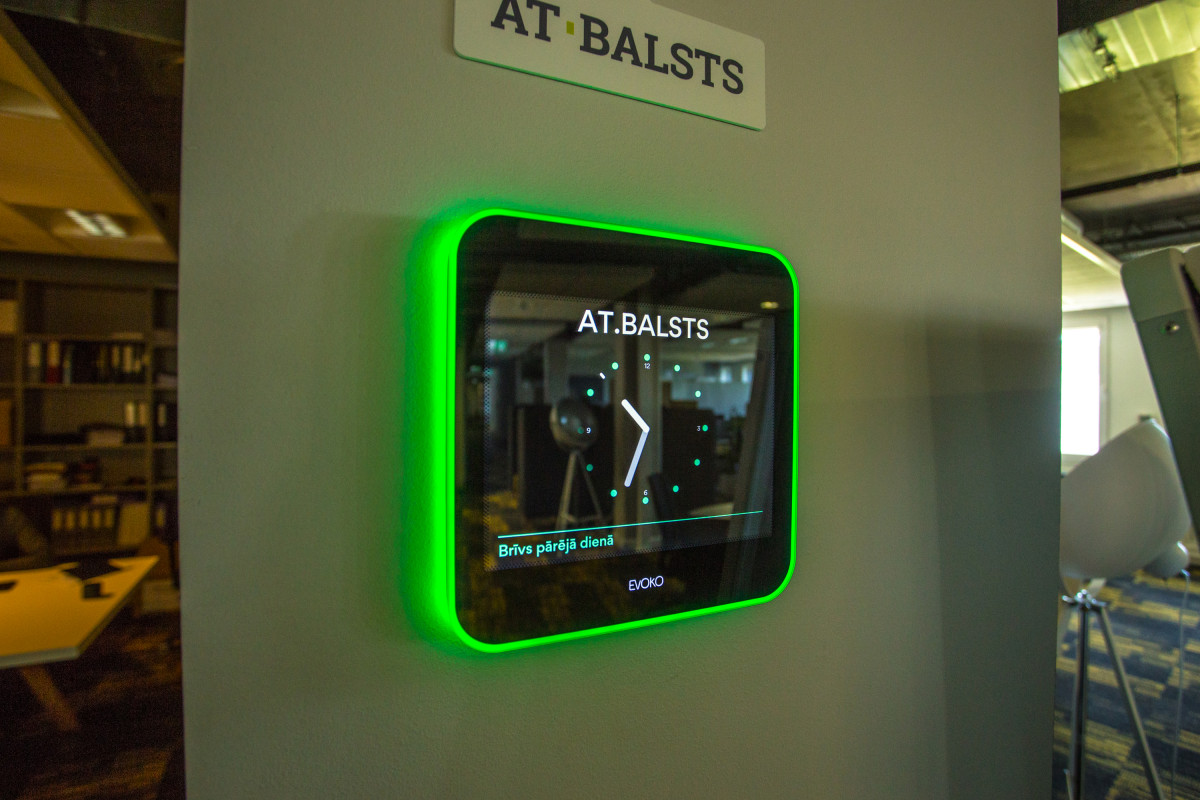 Elektronisks pulkstenis ar uzrakstu atbalsts