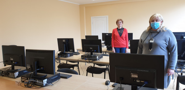 Datortelpa. Divas darbinieces
